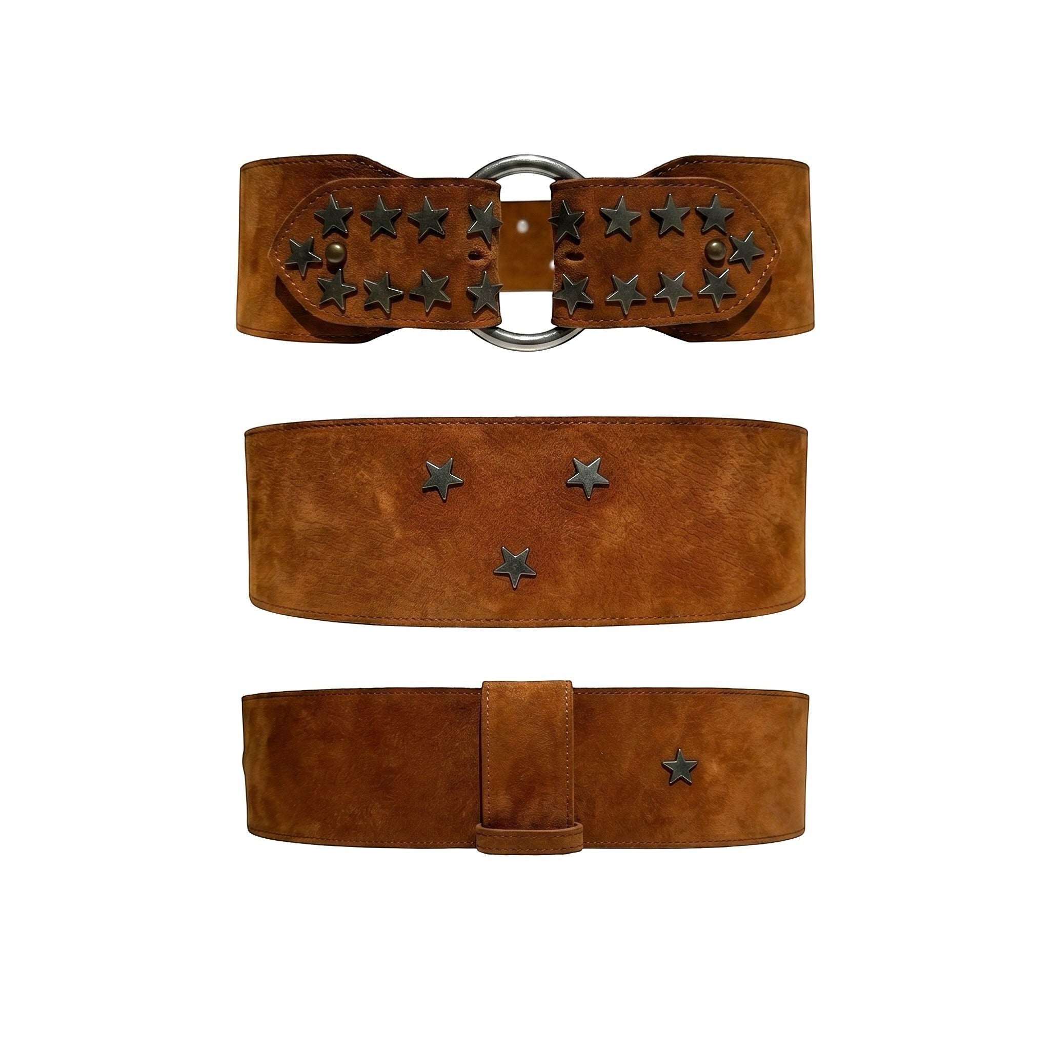 Ceinture large La Stella en suédine camel ornée d'étoiles métalliques et boucle argentée, style bohème-chic.