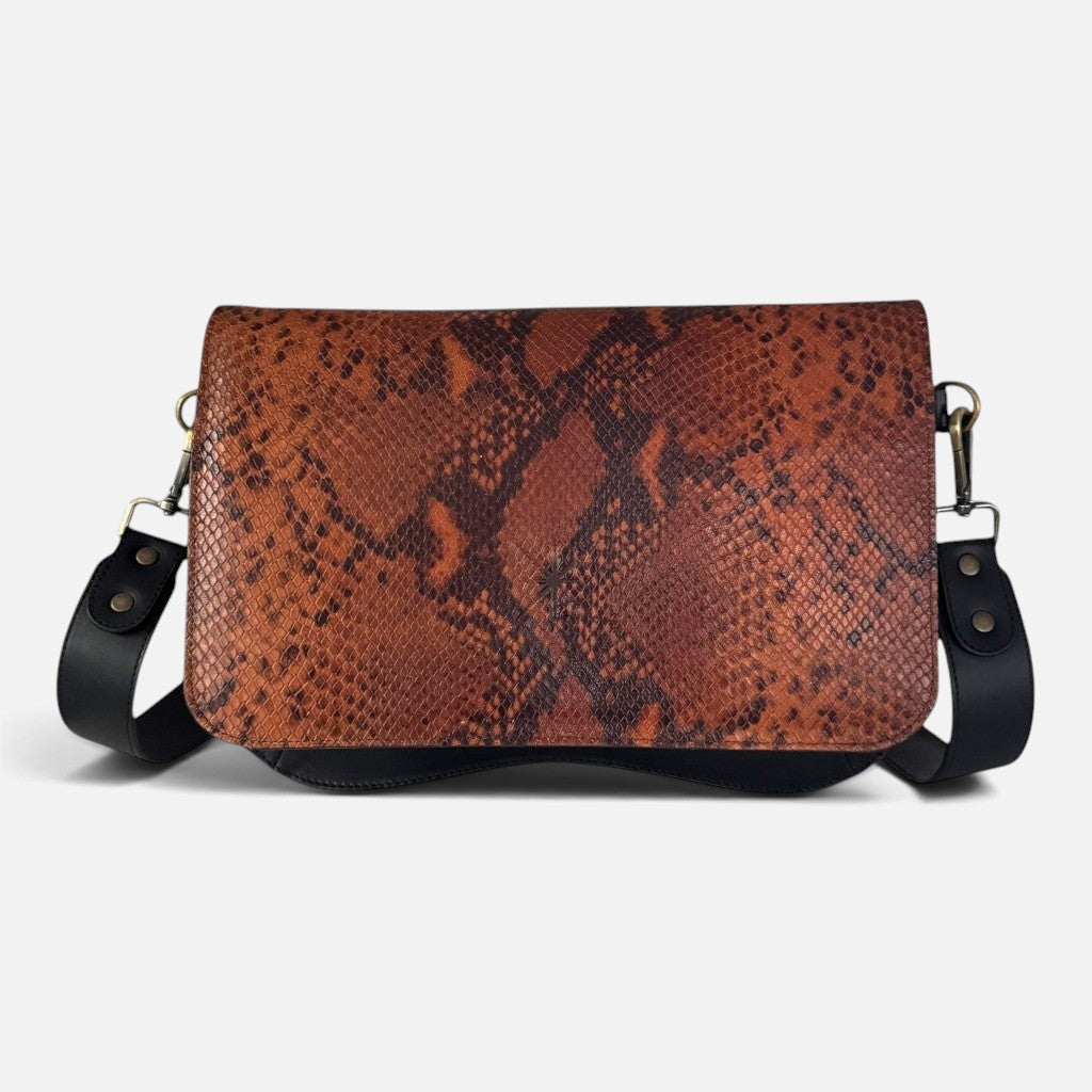 Rabat de sac La Stella Baby en cuir de vachette embossé effet python aux nuances cuivrées, brunes et noires.
