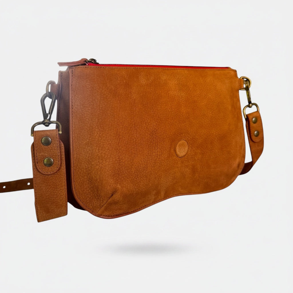 BASE BABY DOUBLE nubuck camel, détail du système d'accroche des rabats