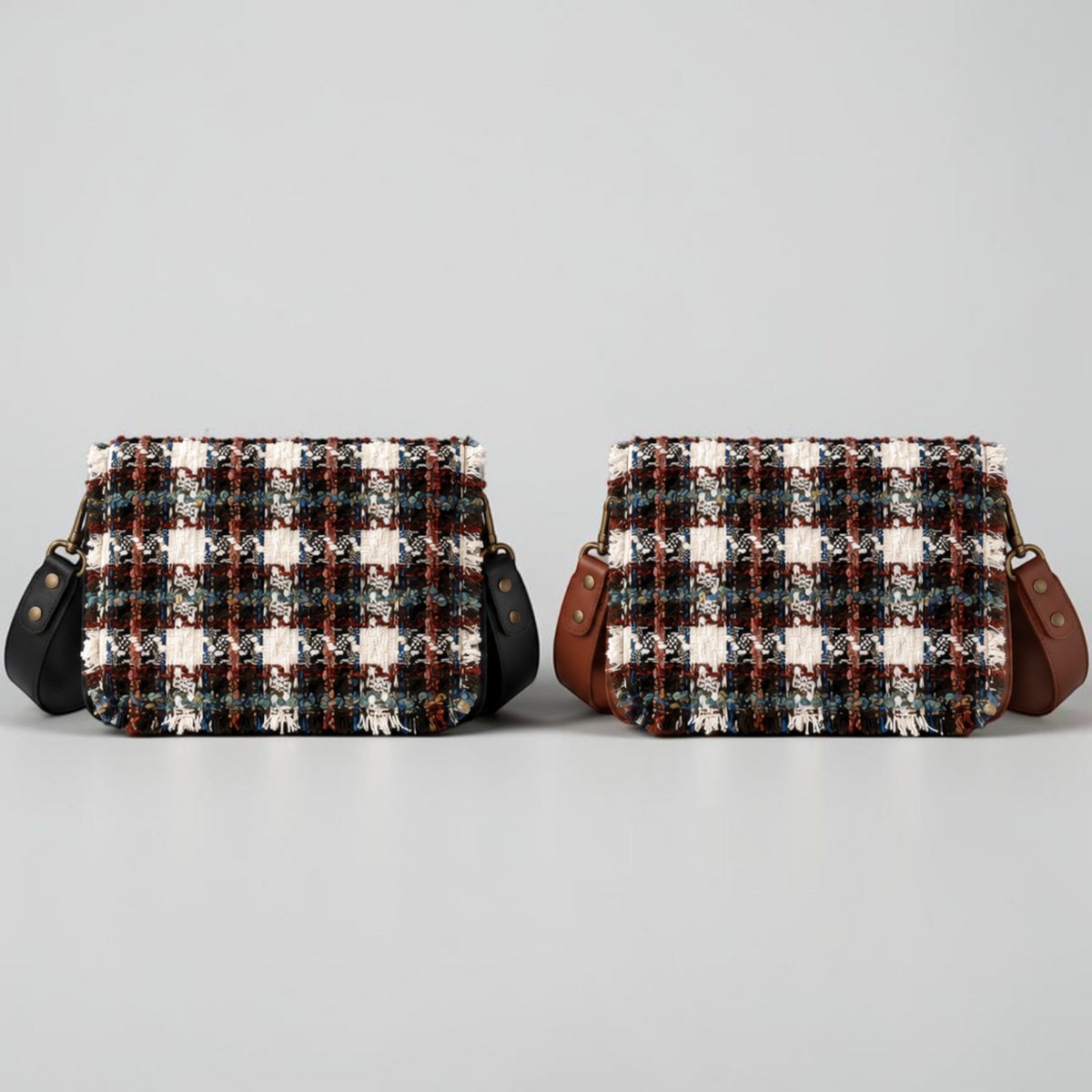 Deux sacs Baby Double portant le rabat Caro en tweed, l un sur base cuir noir, l autre sur base cuir camel