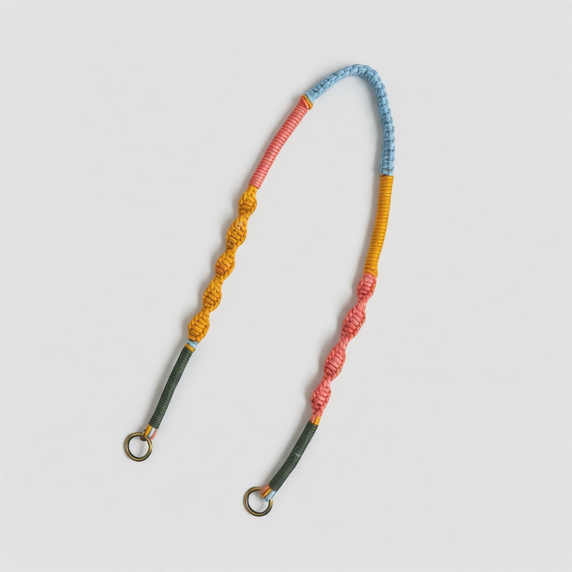 Bandoulière La Stella Juicy multicolore en corde tressée avec des nœuds, couleurs bleu, rose, jaune et kaki, finitions dorées.
