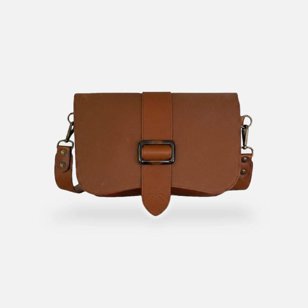 La Stella Rabat Baby Thara en cuir bimatière marron glacé avec boucle en résine et détails dorés.