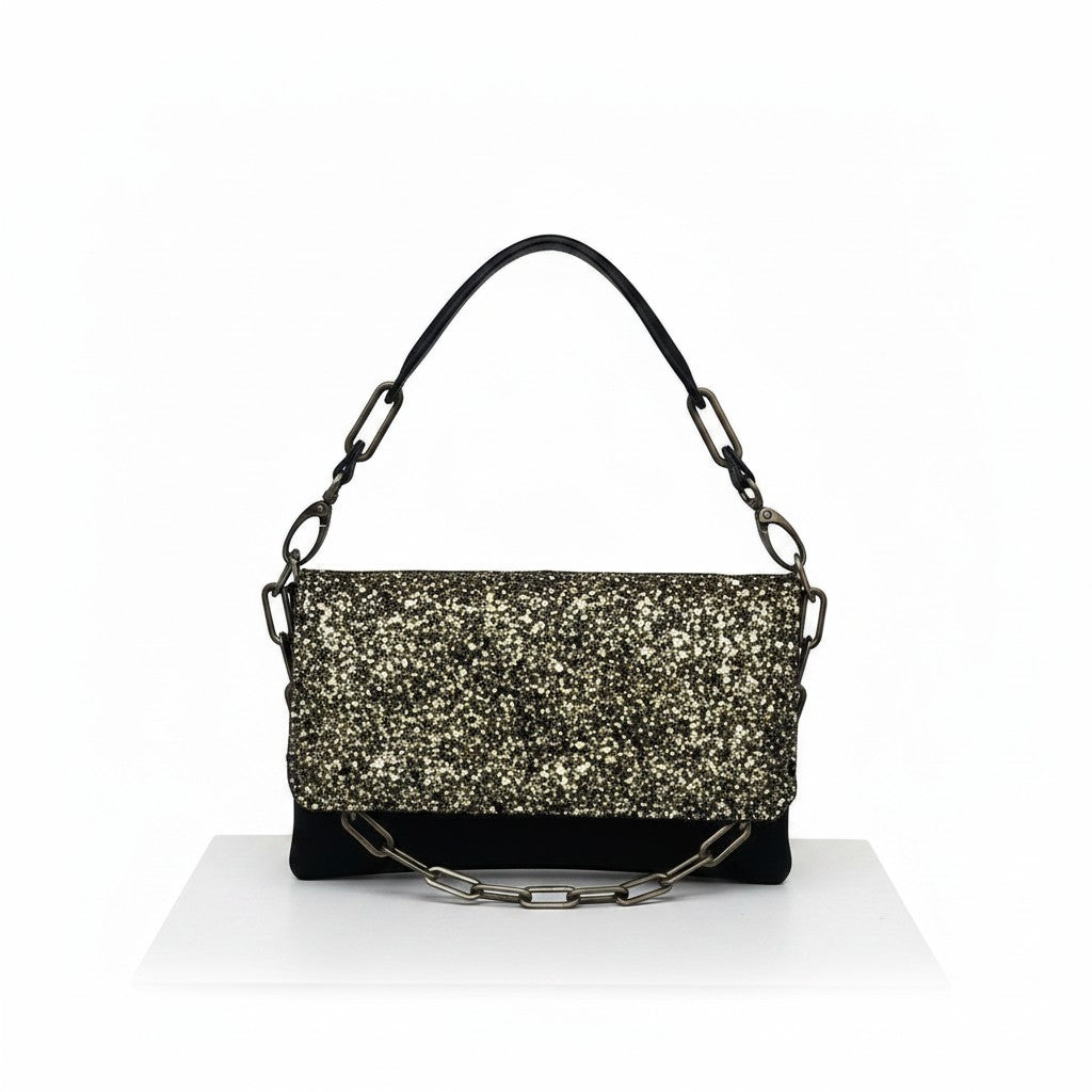 La Stella Sac Gemma Nubuck Noir, sac à main noir avec rabat à paillettes dorées et argentées, chaîne et bandoulière incluses.